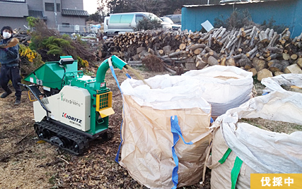 お客様が肥料として使うため枝葉をチッパーで粉砕しました。