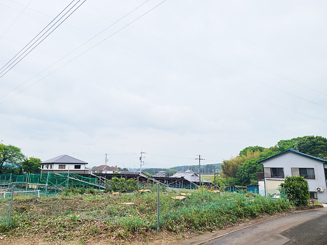 伐採後。クレーンを使うと作業日数が短縮できるだけでなく安全です。