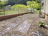 お庭、埼玉県飯能市の施工例、鉄平石の飛石と川砂利で植栽したシンプルな庭