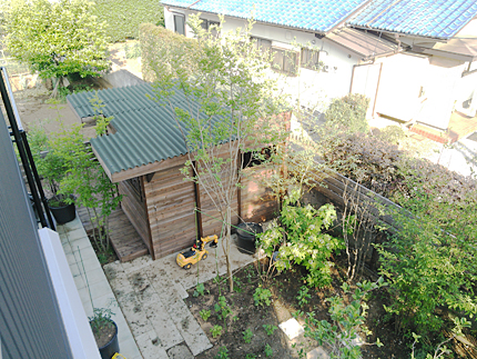 小屋は物置として使用できます。子供の喜ぶ庭となりました。