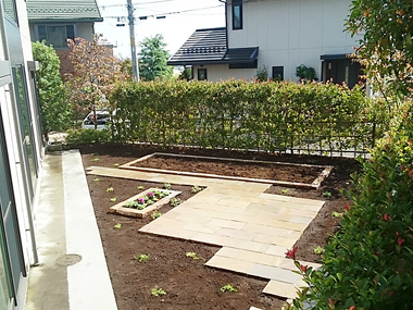 坂戸市K邸 「平板庭」、グランドカバー植物をヒメイワダレソウにしました。後の庭木の剪定