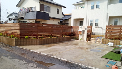 飯能市 I邸 芝生の庭　木塀が完成。芝生を張り植栽して　芝生の庭が完成しました。
