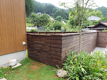 木塀で囲い視界を遮りドッグランを作りました。