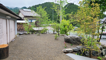 余った石で園路